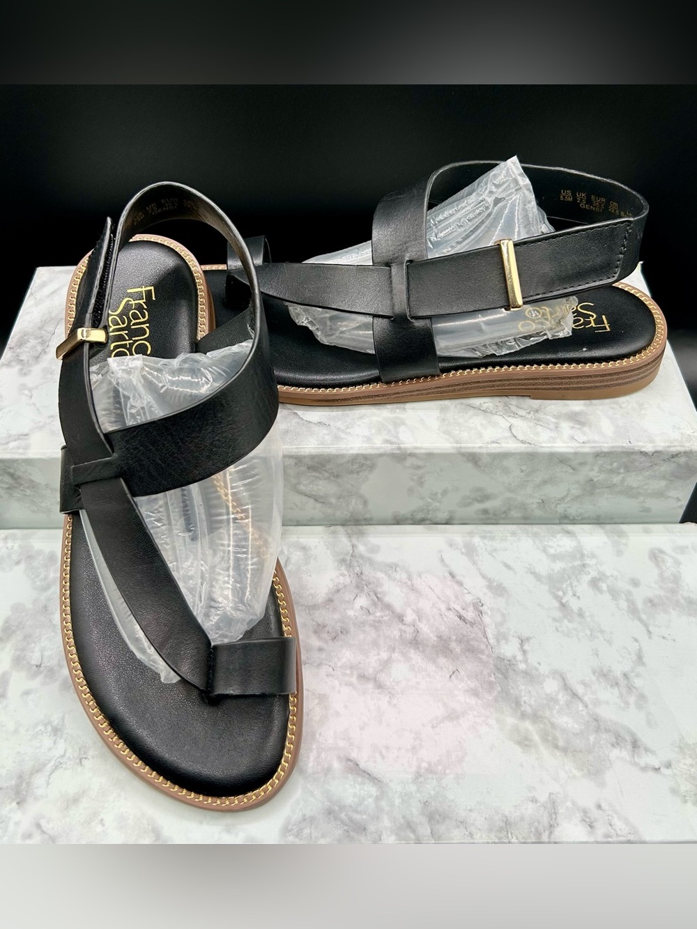 FRANCO SARTO Gensi Toe-Loop Black Leather Sandals. Size 5.5